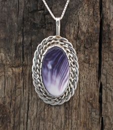 MEDIUM LARGE OVAL WAMPUM CAB W/ DOUBLE TWISTED WIRE EDGE